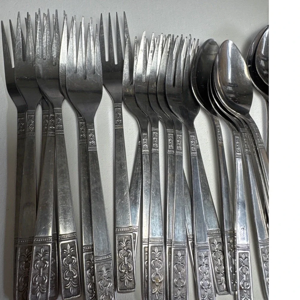 Customcraft Flatware Set 32pc Service for 8 Silver Good Scroll Pattern Taiwan